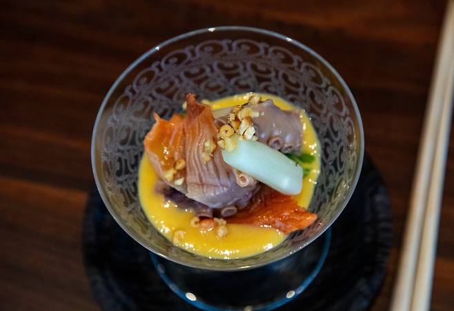 Chef Jang Ho-joon’s webfoot octopus and ark shell with sumiso sauce at Negi Live. /Cho In-won