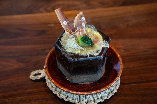 Chef Jang Ho-joon’s snow crab Yanagawa-style ponzu shabu at Negi Live. /Cho In-won