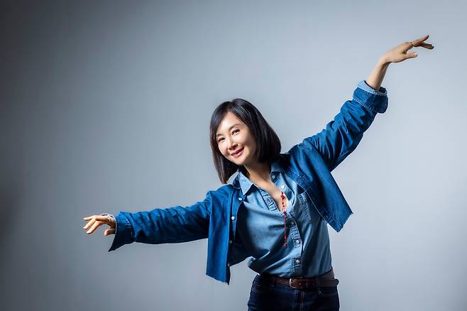 배우 채시라가 국립정동극장이 고전 ‘심청’을 재해석한 ‘단심(單沈)’에서 무용수로 데뷔한다. 지난달 23일 만난 이 신인 무용수는 “어려운 숙제들을 하나씩 해결해 나가는 과정에서 기쁨을 맛봤다”며 “다른 무용 장르에도 도전할 것”이라고 했다. /이신영 영상미디어 기자