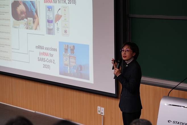 김빛내리 서울대 생명공학부 석좌교수가 9일 서울 관악구 서울대 관악캠퍼스에서 열린 ‘자연과학 미래포럼: 자연과학의 현재를 되짚다’에서 발표를 진행하고 있다. /서울대 자연대