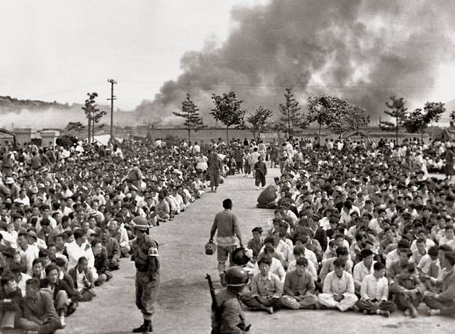 1948년 10월 말 전남 여수에서 국군들이 반란 세력을 가리기 위해 여수 서국민학교 교정에 마을 주민들을 집결시킨 모습 /우리역사넷