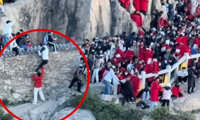 혼잡한 등산로를 피해 무리하게 난간을 넘다가 추락한 남녀. /SCMP