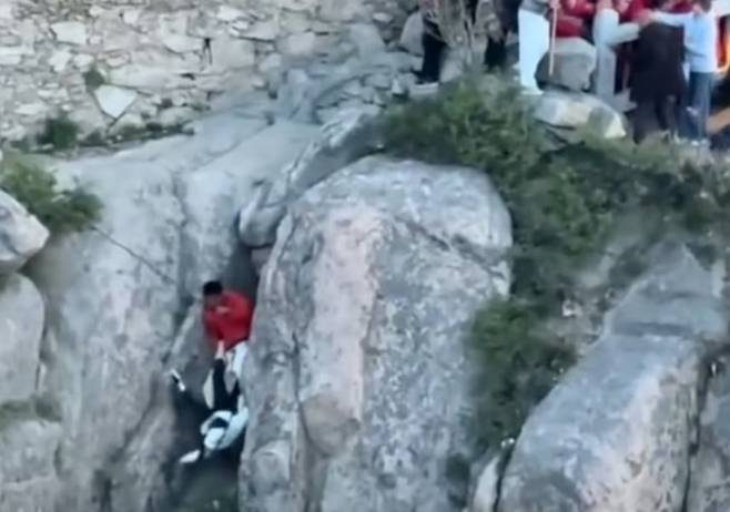혼잡한 등산로를 피해 무리하게 난간을 넘다가 추락한 남녀. /SCMP