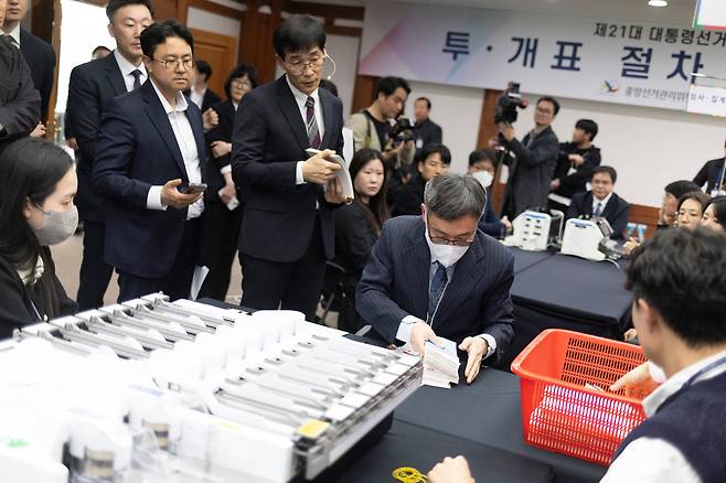지난달 10일 경기도 과천시 중앙선거관리위원회에서 열린 제21대 대선 투·개표 절차 시연회. /고운호기자