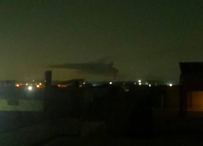 10일 파키스탄 수도 이슬라마바드 인근의 군사 도시 라왈핀디에서 폭발에 의한 것으로 추정되는 검은 연기가 솟아오르고 있다. /신화 연합뉴스