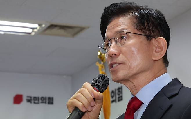 국민의힘으로부터 대통령선거 후보 자격이 취소된 김문수 후보가 10일 오전 서울 여의도에 마련된 대선 캠프 사무실에서 긴급기자회견을 하고 있다./뉴스1
