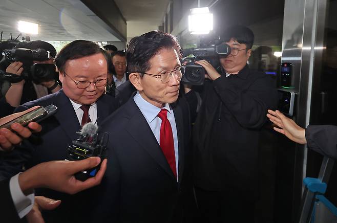 국민의힘으로부터 대통령선거 후보 자격이 취소된 김문수 후보가 10일 오후 서울 양천구 남부지방법원에서 열린 후보 선출취소 효력정지 가처분 심문기일에 출석하고 있다./뉴스1