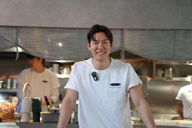 묵정의 오스틴 강 셰프가 인터뷰 도중 포즈를 취해 보이고 있다./이정수 기자