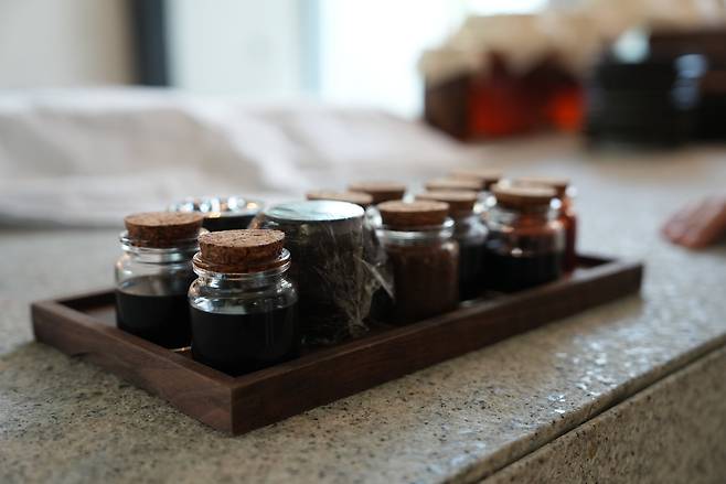 묵정의 '장'들. 묵정에서 쓰이는 고추장, 된장, 간장 등은 오스틴 강 셰프가 직접 만들고 있다. /이정수 기자