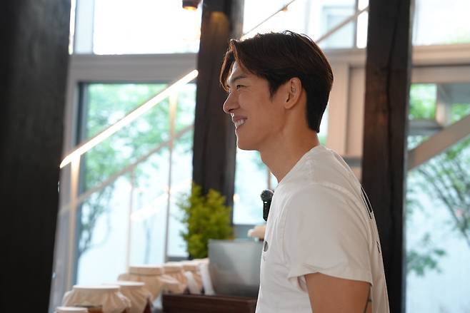 오스틴 강 셰프가 조선비즈와의 인터뷰 도중 환하게 웃어 보이고 있다. /이정수 기자