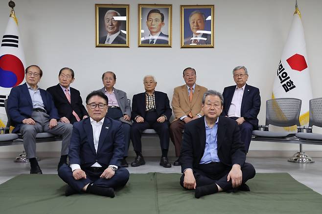 김무성 전 새누리당(국민의힘 전신) 대표를 비롯한 국민의힘 상임고문단이 7일 서울 여의도 당사에서 대선후보 단일화를 촉구하며 단식농성을 하고 있다. /연합뉴스