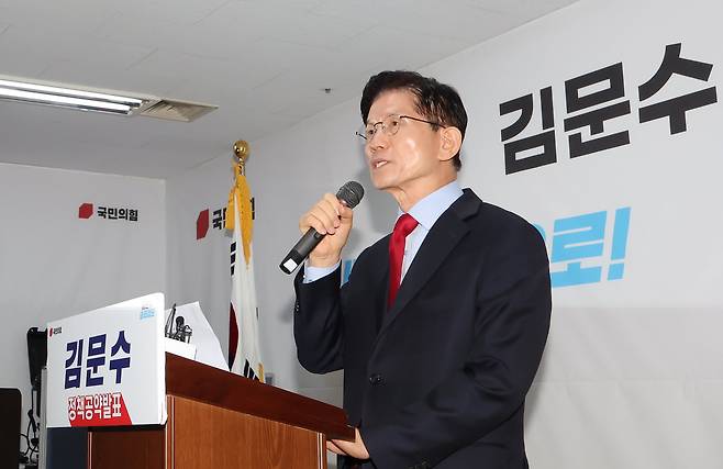 국민의힘으로부터 대통령선거 후보 자격이 취소된 김문수 후보가 10일 오전 서울 여의도에 마련된 대선 캠프 사무실에서 긴급기자회견을 하고 있다. /뉴스1