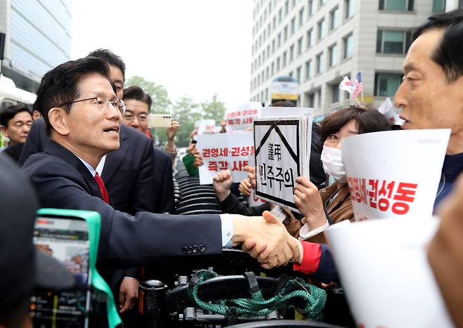 국민의힘이 대통령 후보 교체 절차를 밟은 10일 서울 여의도 당사 앞에서 김문수 후보가 지지자들과 인사를 나누고 있다. /김문수 캠프 제공