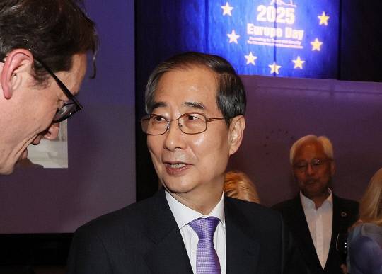 무소속 한덕수 대선 예비후보가 9일 서울 한 호텔에서 열린 외교행사에서 참석자들과 대화하고 있다. 연합뉴스