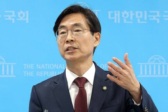 국민의힘 조경태 의원이 10일 국회 소통관에서 당의 김문수 대선 후보 선출 취소와 한덕수 후보 재선출 절차 착수 조치와 관련한 규탄 및 철회 촉구 기자회견을 마친 뒤 취재진 질문에 답변하고 있다. 연합뉴스