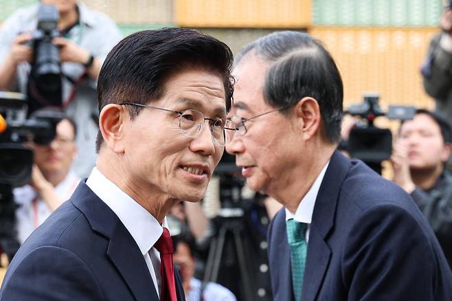 김문수 국민의힘 대선 후보와 한덕수 무소속 대선 후보가 8일 서울 여의도 국회 내 카페에서 단일화 관련 회동을 마치고 인사하고 있다. 2025.05.08.뉴시스