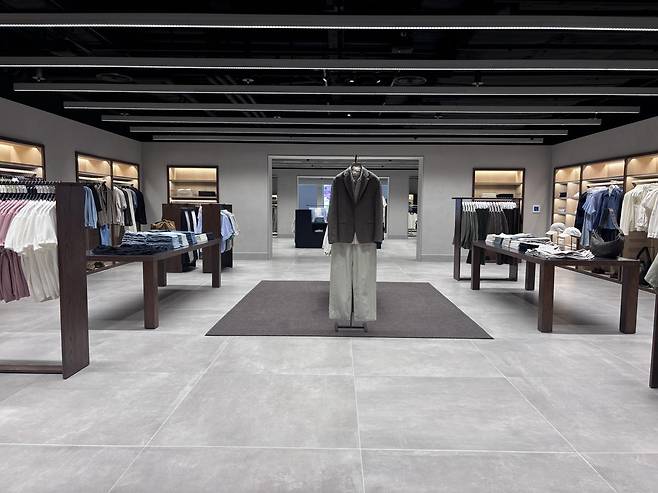 9일 새 단장한 자라 명동 눈스퀘어 플래그십스토어. 황소영 기자 fangso@donga.com