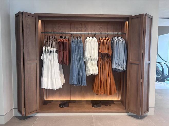 9일 새 단장한 자라 눈스퀘어  명동 플래그십스토어. 옷장을 콘셉트로 꾸며졌다. 황소영 기자 fangso@donga.com