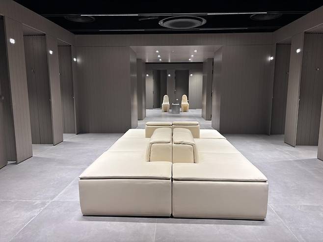 9일 새 단장한 자라 눈스퀘어 플래그십스토어 피팅룸 전경. 황소영 기자 fangso@donga.com