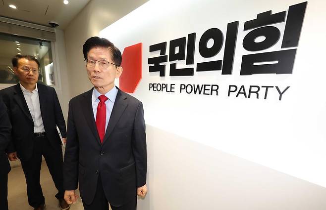 국민의힘  김문수 대선 후보가 10일 오전 서울 여의도 국민의힘 중앙당사 대통령후보실에 들어가고 있다. 뉴시스