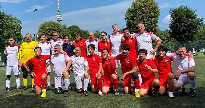 조영훈 뉴고려병원 정형외과 외상센터 과장(뒷줄 오른쪽에서 네 번째)이 2023 오스트리아 빈에서 열린 세계의사축구대회에서 헝가리 선수들과 기념사진을 찍었다. 조영훈 과장 제공.