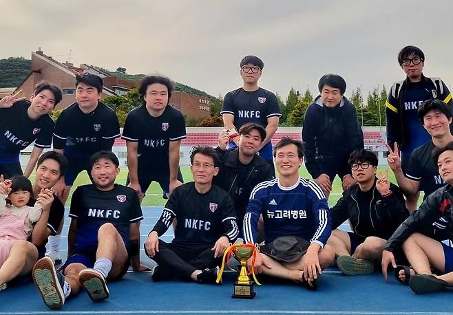 조형훈 과장(앞줄 왼쪽에서 네 번째)이 지난해 열린 경기 김포시 대회에서 3위를 한 뒤 선수들과 포즈를 취했다. 조영훈 과장 제공.