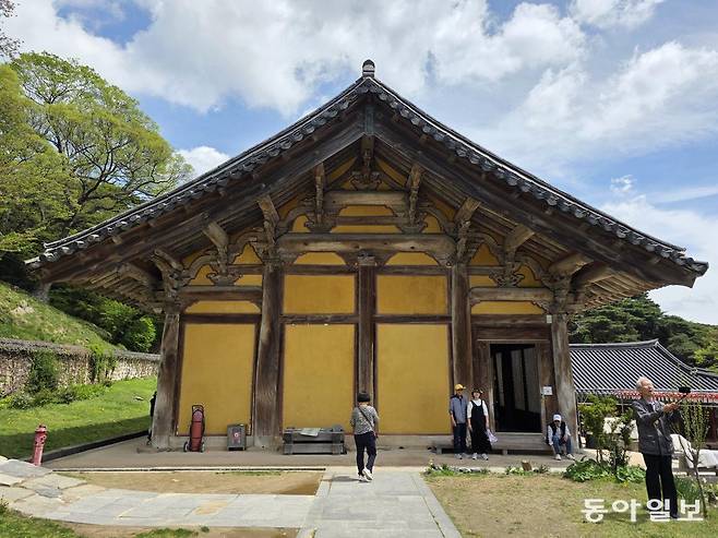 고려시대 목조 건축물인 수덕사 대웅전.