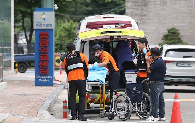 2024년 정부가 의대 정원 증원을 발표하자 이에 반발한 의료계의 집단 행동이 시작됐다. 의대생 휴학과 의사 사직 등으로 인해 대학병원 등 상급종합병원에서는 진료 축소를 시행했고 환자가 병상을 찾지 못한 채 병원을 돌아다니는 '응급실 뺑뺑이'가 논란이 되기도 했다. 연합뉴스 제공