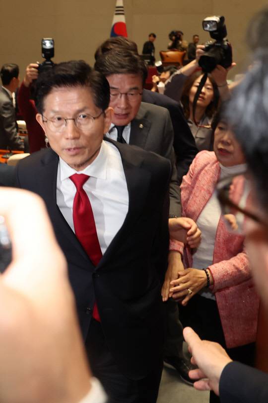 김문수 국민의힘 대선 후보가 5월9일 서울 여의도 국회에서 열린 의원총회에서 권영세 비상대책위원장이 사실상 한덕수 무소속 예비후보로 단일화를 압박하는 발언을 하고서 퇴장하자 바로 이어서 의총장을 나가고 있다.<연합뉴스 사진>