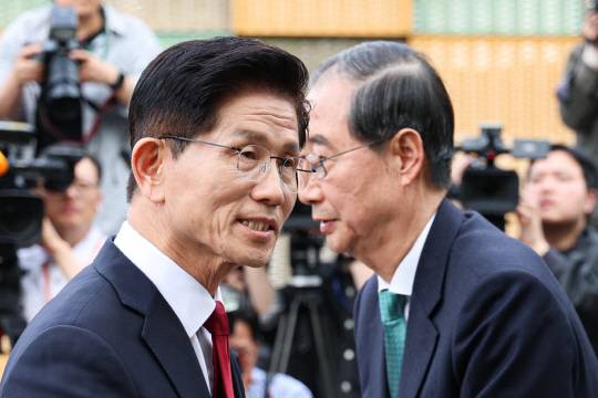 국민의힘 김문수 대선후보와 한덕수 대선 예비후보가 지난 8일 서울 국회 사랑재에 위치한 커피숍에서 회동을 마친 후 인사하고 있다. [공동취재·연합뉴스]