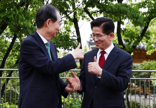 김문수 후보와 한덕수 후보가 지난 8일 서울 국회 사랑재에 위치한 커피숍에서 만나 대화하고 있다. [공동취재]