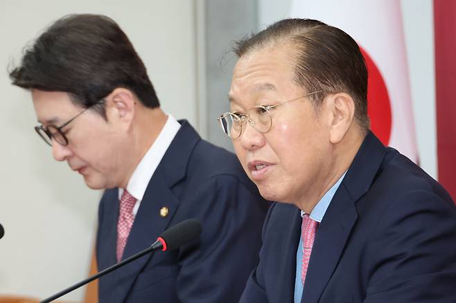 국민의힘 권영세 비상대책위원장이 10일 서울 여의도 국회에서 사상 초유의 대선 후보 교체에 대한 입장을 밝히기 위해 기자회견을 하고 있다.