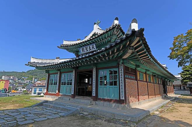 한옥과 서양 건축구조가 만나 탄생한 성당