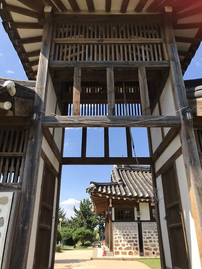 한옥과 서양 건축구조가 만나 탄생한 성당