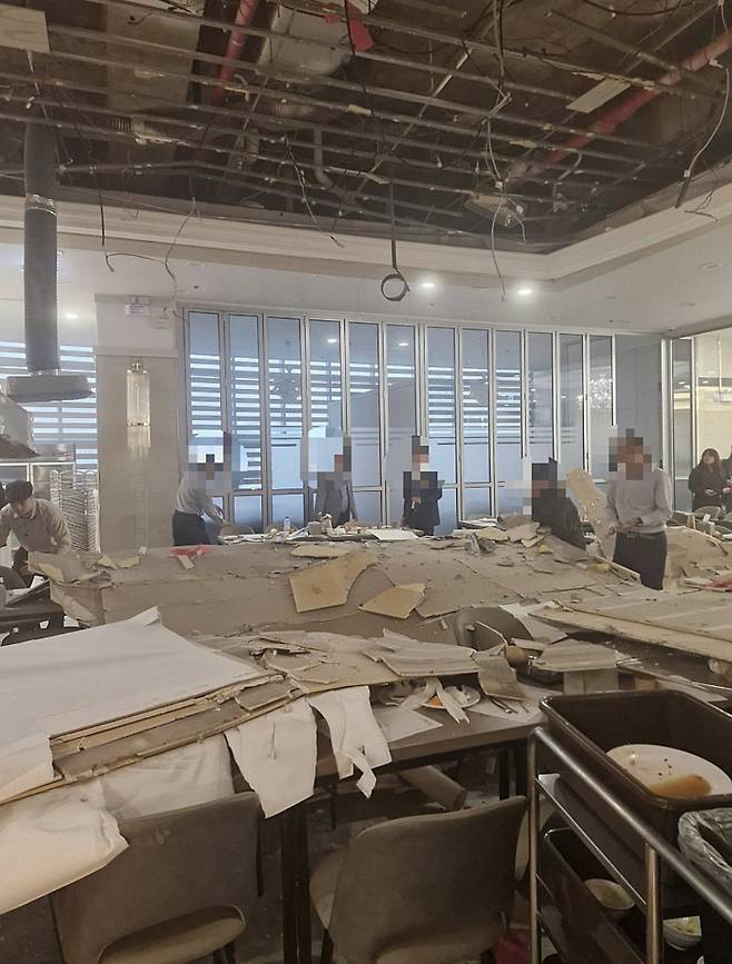 copyImage.jpg "식사하다 머리 맞아" 웨딩홀 연회장서 천장 마감재 \'와르르\'…10명 부상