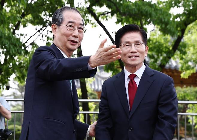 김문수 국민의힘 대통령 후보(오른쪽)와 한덕수 무소속 대선 예비후보가 지난 8일 서울 국회 사랑재에 위치한 커피숍에서 후보 단일화 관련 회동을 하고 있다. /사진=뉴스1