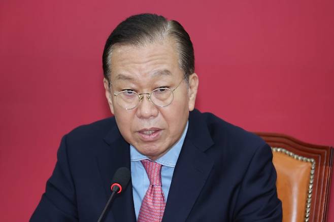 권영세 국민의힘 비상대책위원장이 10일 서울 여의도 국회에서 김문수 대통령 후보 자격 취소·한덕수 전 총리 입당 및 대선후보 등록 과정에 대해 기자회견을 하고 있다. 2025.5.10/뉴스1 ⓒ News1 안은나 기자 /사진=뉴스1