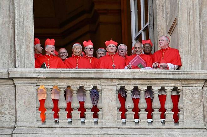 8일(현지시각) 새롭게 선출된 레오 14세 교황이 성 베드로 대성당 ‘강복의 발코니’에 모습을 드러내자 콘클라베에 참여한 추기경들이 환하게 웃고 있다. 교황청 성직자부 장관 유흥식 추기경(왼쪽에서 네번째)도 큰 미소를 짓고 있다. AFP연합뉴스