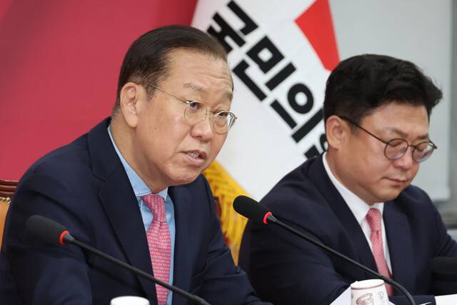 권영세 국민의힘 비상대책위원장이 10일 서울 여의도 국회에서 사상 초유의 대선 후보 교체에 대한 입장을 밝히고 있다. 연합뉴스