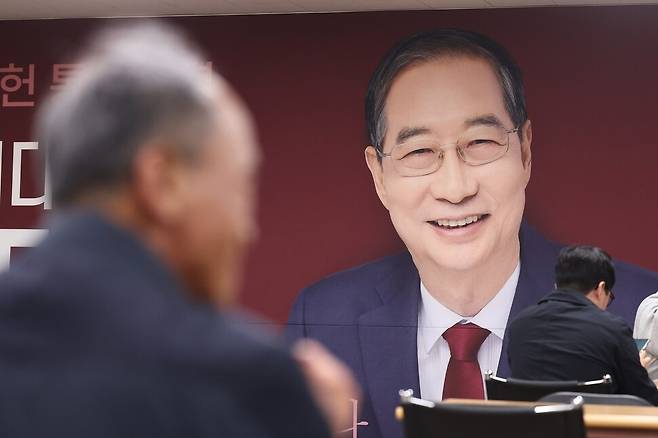 한덕수 무소속 대선 예비후보가 공개일정을 비운 9일 서울 여의도에 마련된 대선 선거사무소에 한 예비후보의 사진이 걸려있다.연합뉴스