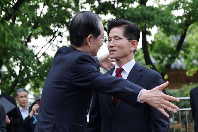 국민의힘 한덕수 후보가 지난 8일 서울 국회 사랑재에 위치한 커피숍에서 후보 단일화 회동을 마친 후 김문수 전 후보를 포옹하고 있다. 연합뉴스