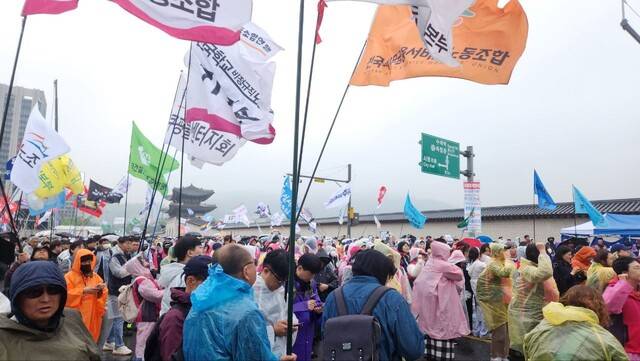 1700여개 시민사회단체가 모인 ‘내란청산·사회대개혁 비상행동’(이하 비상행동)은 10일 오후 5시 서울 종로구 광화문 동십자각 앞에서 ‘사법부 정치개입 규탄! 내란청산·사회대개혁 시민행진’을 열었다. 박찬희 기자