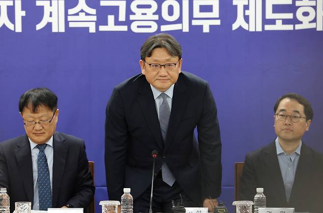 2025년 5월8일 서울 종로구 대통령 직속 경제사회노동위원회에서 열린 ‘고령자 계속고용의무 제도화 공익위원 제언\' 브리핑에서 권기섭 경사노위 위원장이 자리에 앉고 있다. 연합뉴스