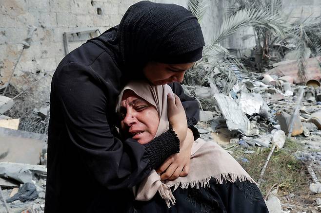 팔레스타인 땅 가자지구 남단 칸유니스에서 이스라엘군 폭격으로 갓 결혼한 아들을 잃은 어머니가 애통에 빠져 있다. REUTERS 연합뉴스