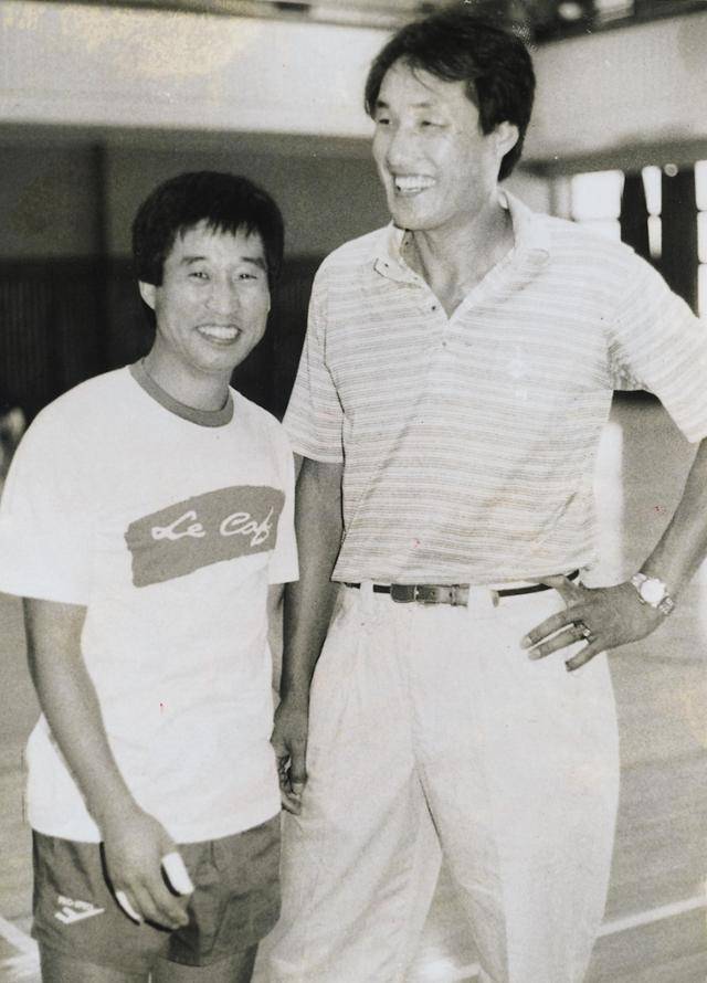 선수 시절 찰떡 호흡을 자랑했던 강만수(오른쪽)와 세터 김호철. 한국일보 자료사진
