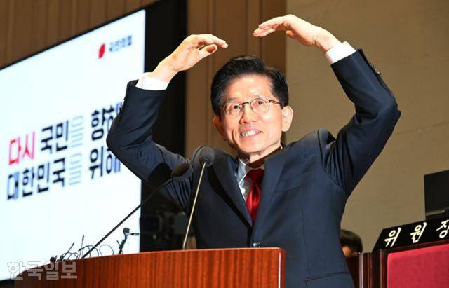 김문수 국민의힘 대선 후보가 9일 국회에서 열린 의원총회에서 의원들을 향해 '사랑합니다'라고 발언하고 있다. 고영권 기자