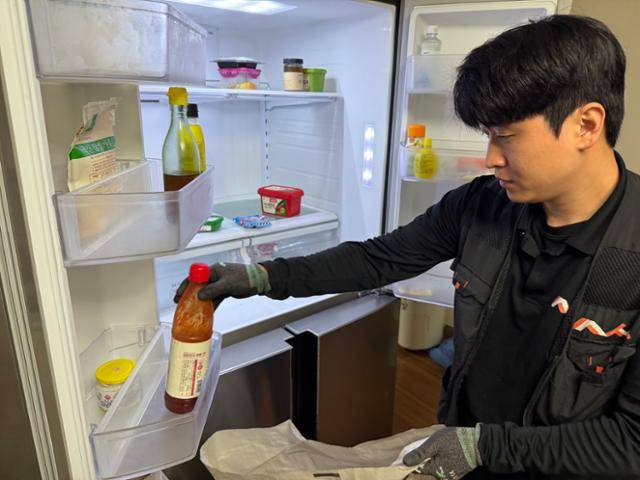 송나단 청년일꾼 대표가 폐기물 수거현장에서 수거 작업을 하고 있다. 송 대표 제공