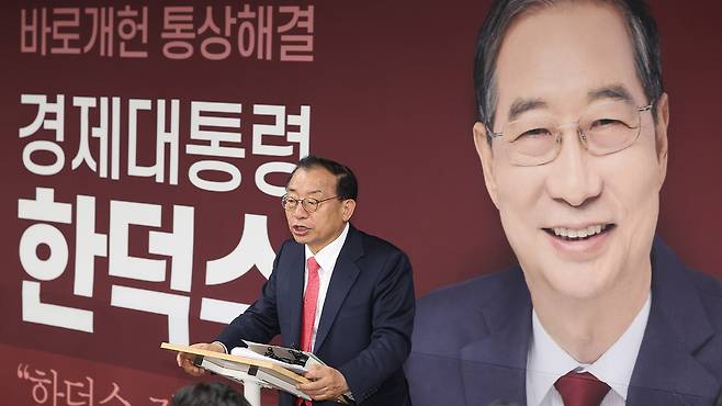 취재진 질문에 답하는 이정현 대변인