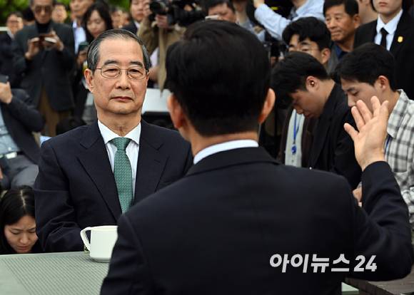 김문수 국민의힘 대통령 후보와 한덕수 무소속 대선 예비후보가 8일 오후 서울 여의도 국회 강변서재에서 후보 단일화 관련 회동을 하고 있다. [사진=곽영래 기자]