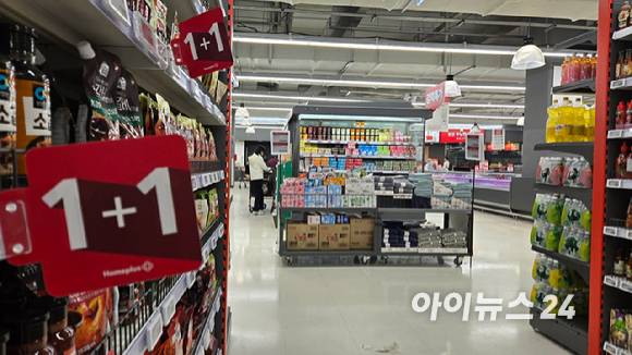 9일 찾은 서울의 한 홈플러스 매장에 '1+1' 행사 상품이 진열돼 있다. [사진=진광찬 기자]